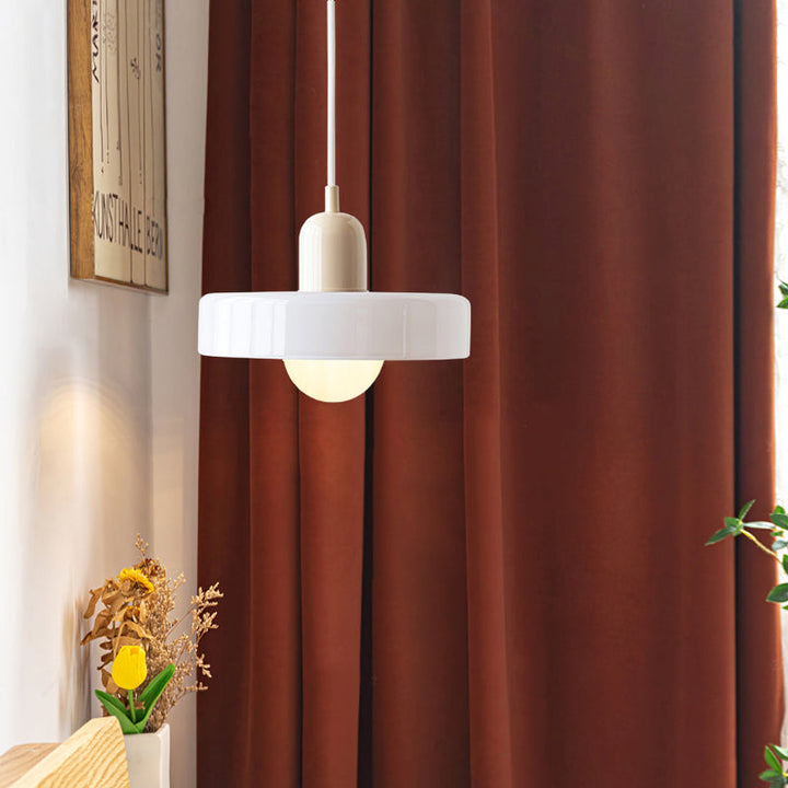 Lampe suspendue moderne, verre coloré style Bauhaus, pour une ambiance sophistiquée.