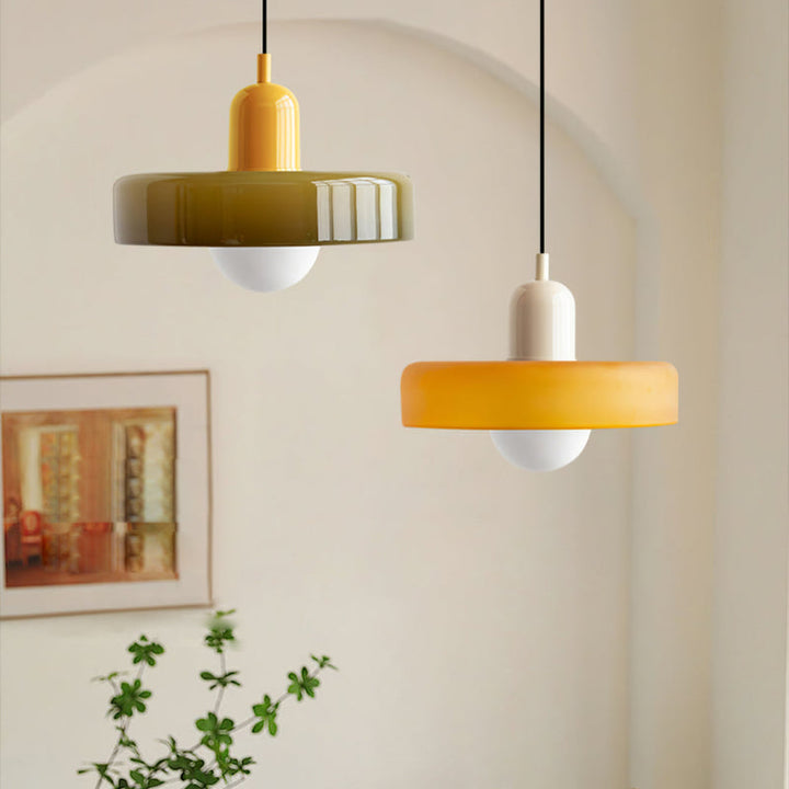 Luminaire suspendu Bauhaus moderne, verre coloré, pour un éclairage distinctif.
