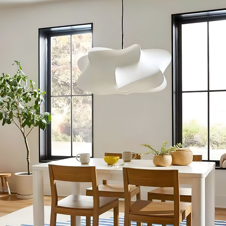 Luminaire moderne suspendu, forme cocon, idéal pour éclairage serein intérieur.