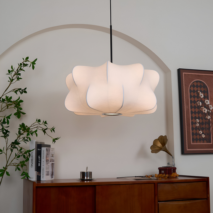 Luminaire suspendu moderne, éclairage tamisé, parfait pour salon ou salle à manger.