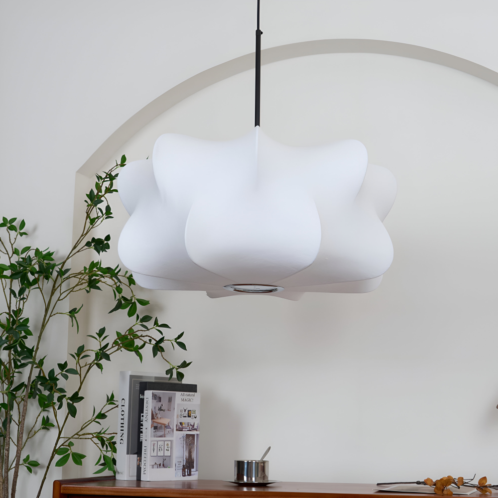 Luminaire moderne suspendu, forme cocon, crée une atmosphère douce et zen.