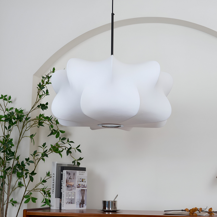 Luminaire moderne suspendu, forme cocon, crée une atmosphère douce et zen.