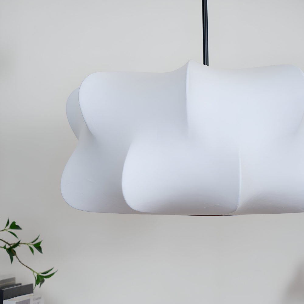 Plafonnier style cocon, lumière douce pour ambiance moderne et relaxante.