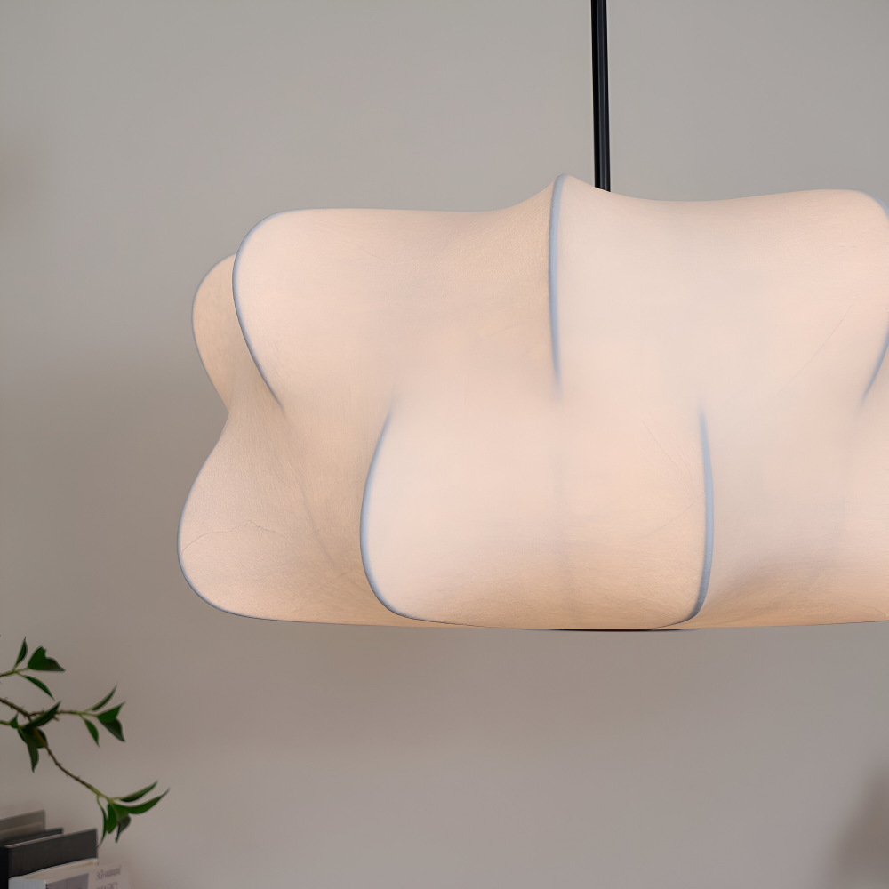 Luminaire suspendu moderne, ambiance zen Wabi Sabi, lumière douce salon.