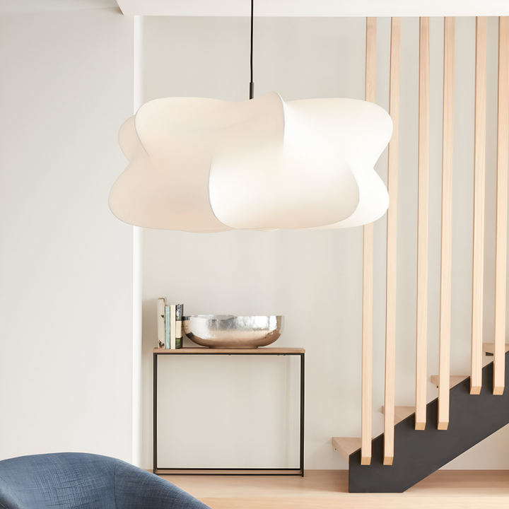 Éclairage serein Wabi Sabi, lampe suspendue design pour salon contemporain.