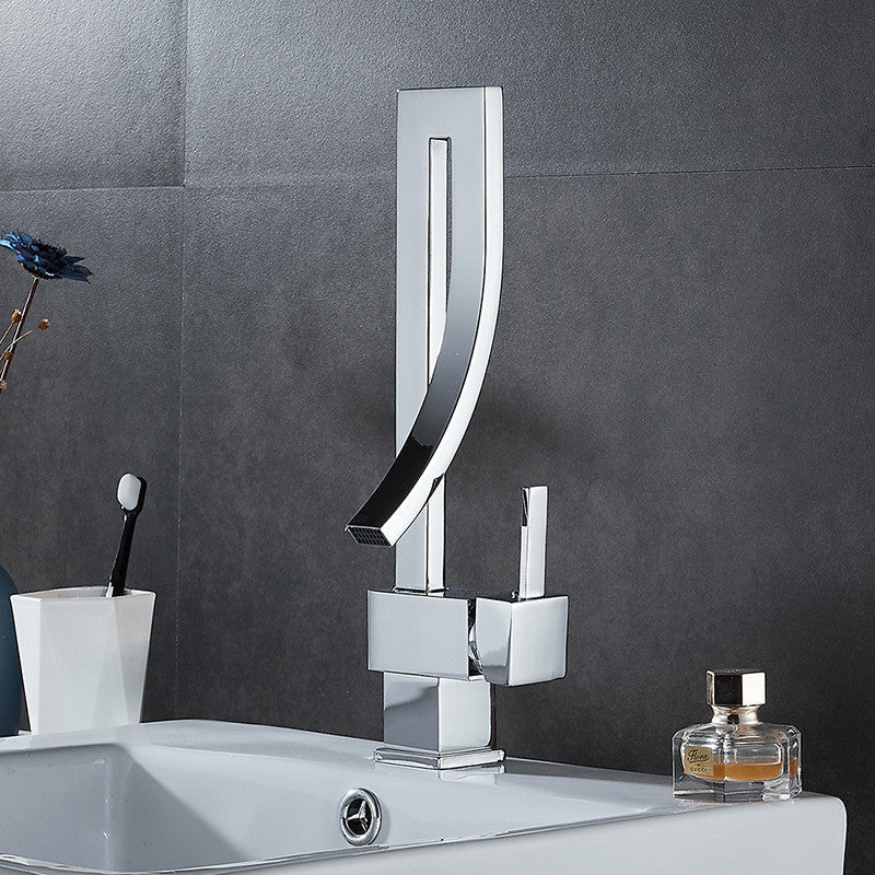 Robinet de lavabo monocommande, installation facile, style moderne et épuré.