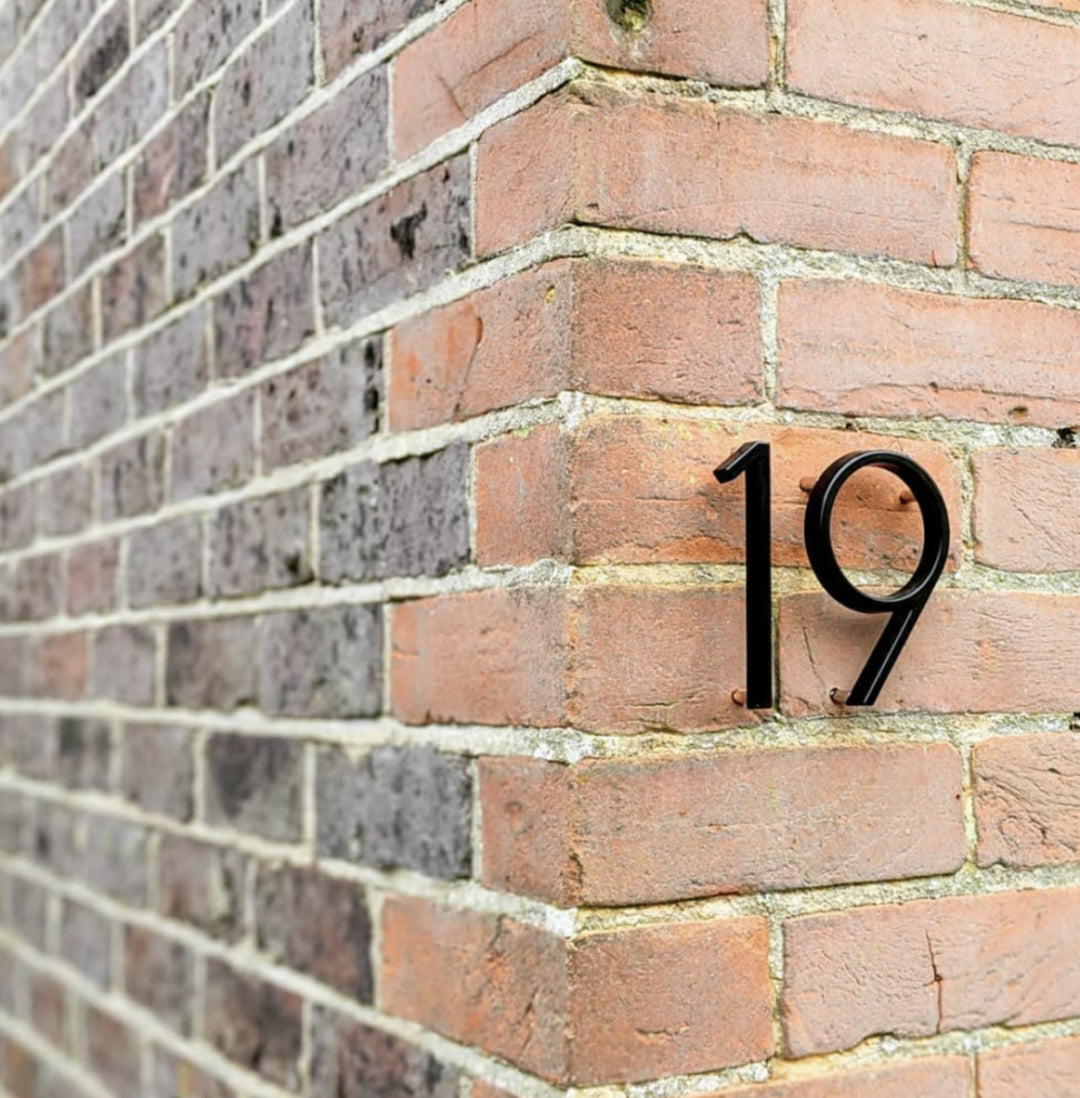 Numéro d'adresse extérieur noir mat, relief moderne, idéal pour une façade durable et chic.