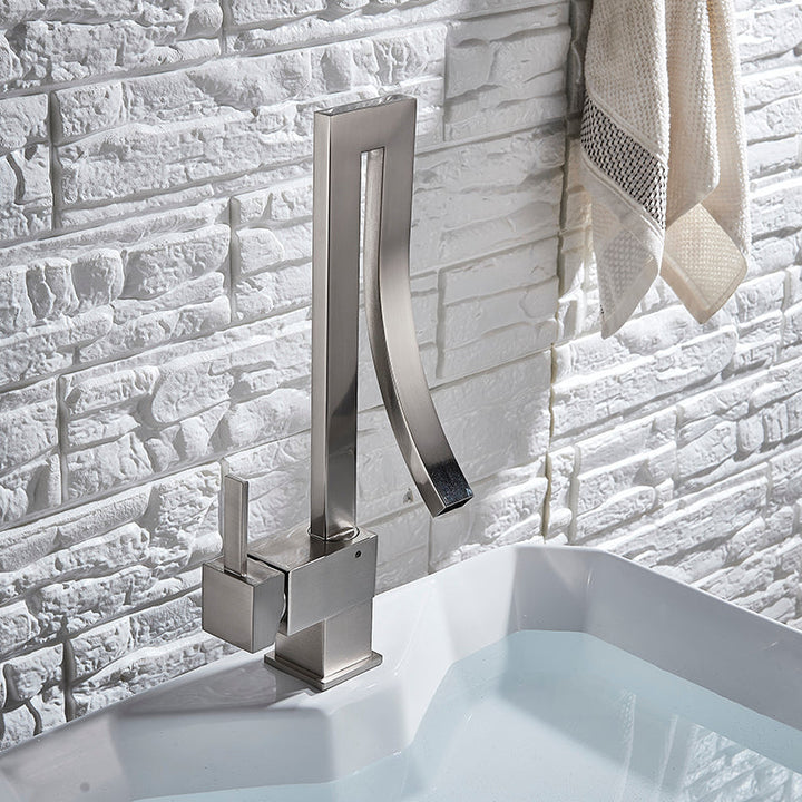 Robinet de lavabo moderne à levier unique, finition élégante pour une salle de bain chic.