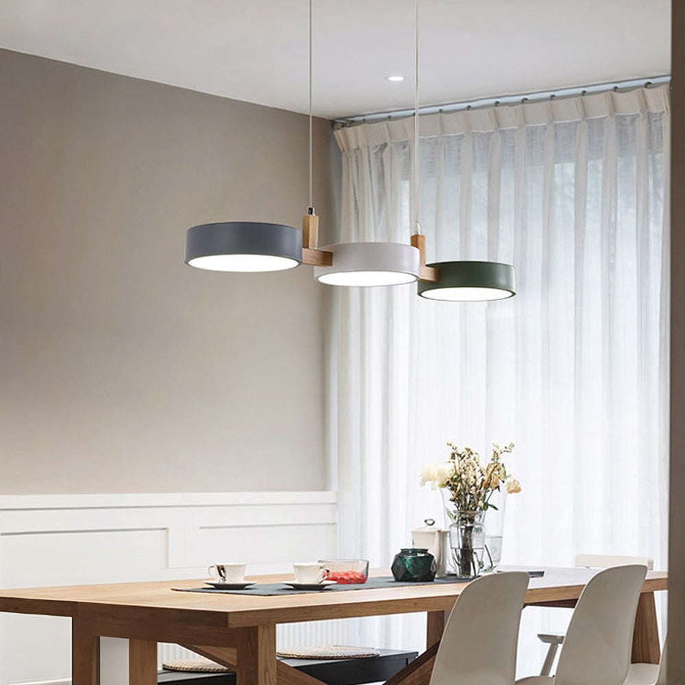 Luminaire LED suspendu en métal, style nordique, idéal pour salle à manger moderne.