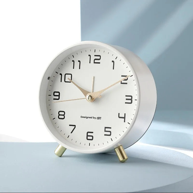 Horloge de table scandinave silencieuse élégante, parfaite pour bureau ou salon moderne.