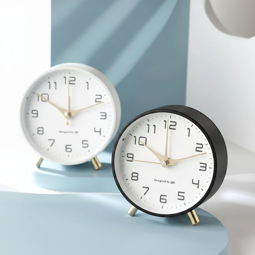 Horloge scandinave design minimaliste pour table, apporte une touche moderne à votre décoration de salon.