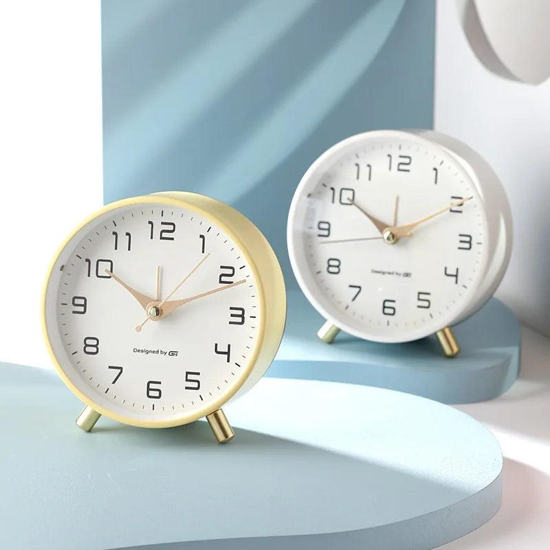 Horloge de table silencieuse scandinave, idéale pour une ambiance calme au bureau ou dans le salon.