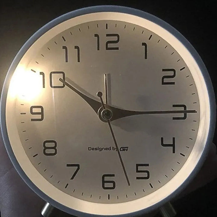 Décoration moderne: horloge de table scandinave pour bureau ou salon, design élégant et minimaliste.