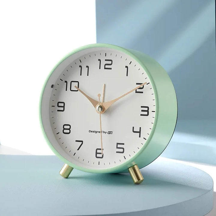 Horloge de table scandinave chic, design moderne et silencieux pour maison et bureau.