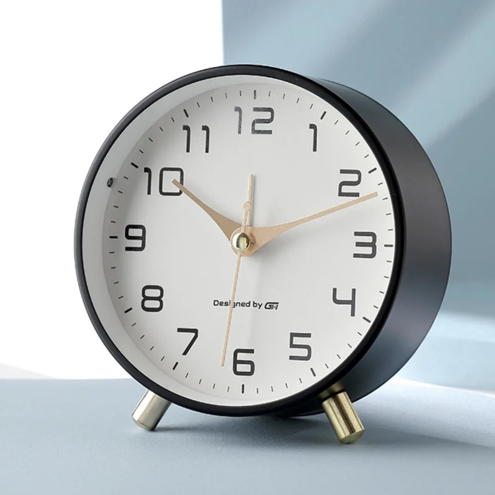 Horloge de table scandinave silencieuse et moderne, un ajout élégant à la décoration de votre maison.
