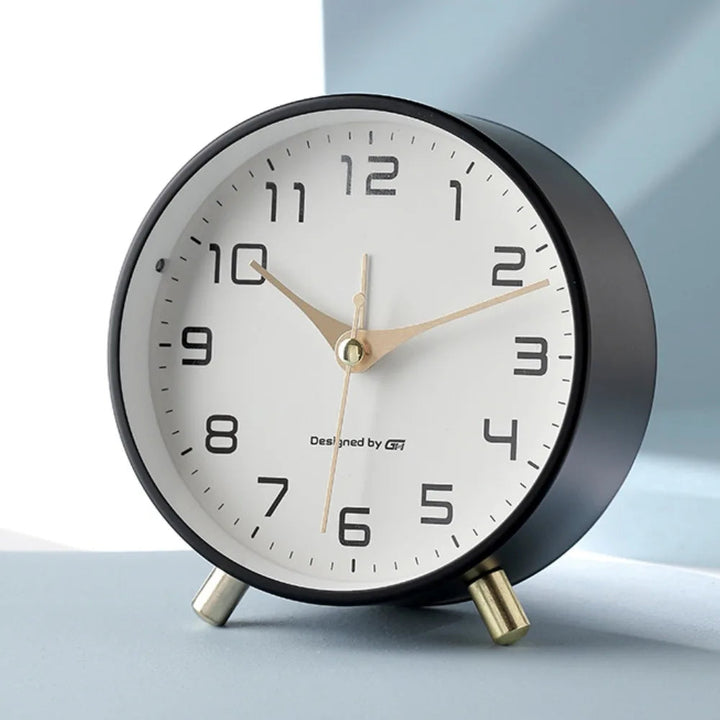 Horloge de table scandinave silencieuse et moderne, un ajout élégant à la décoration de votre maison.