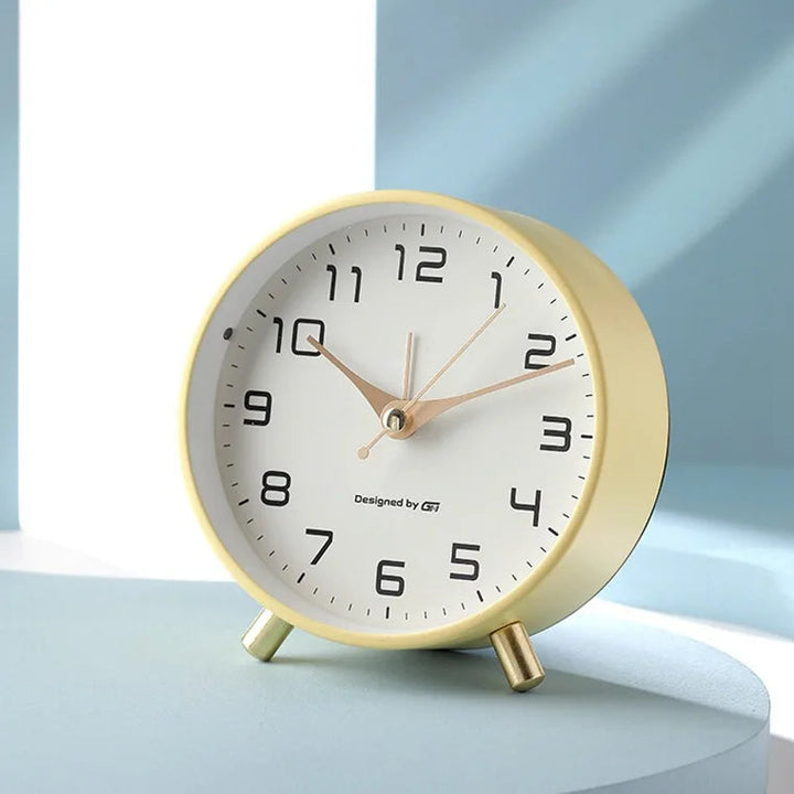 Horloge de table minimaliste scandinave, silencieuse, design épuré pour bureau ou salon moderne.