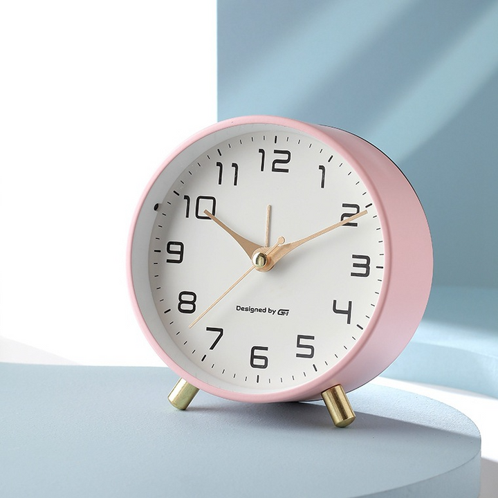 Horloge de table scandinave versatile, silencieuse, design pour salon, bureau ou pièce moderne de la maison.