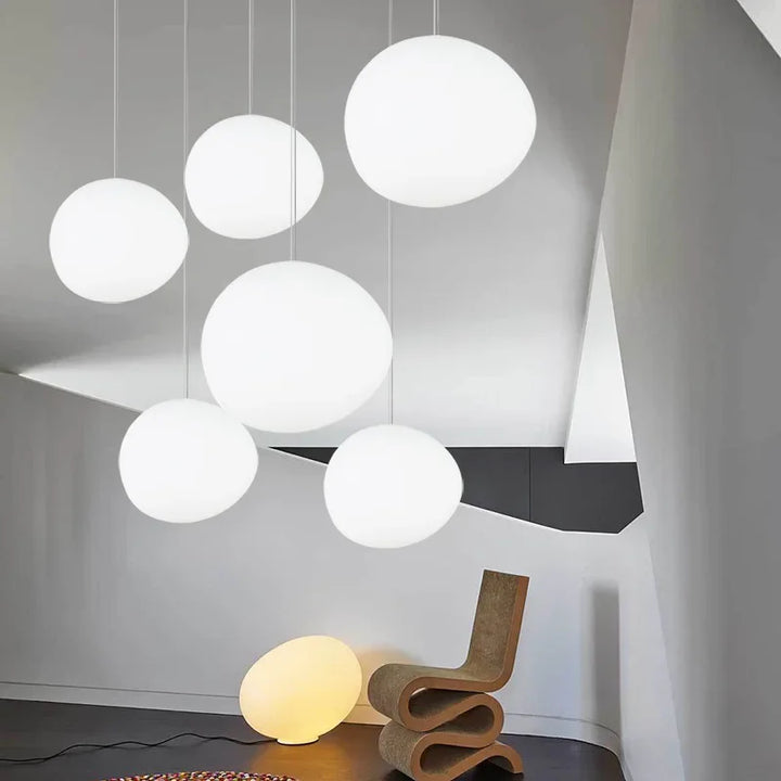 Lampe suspendue ronde en verre élégante, parfaite pour un design intérieur moderne et raffiné.