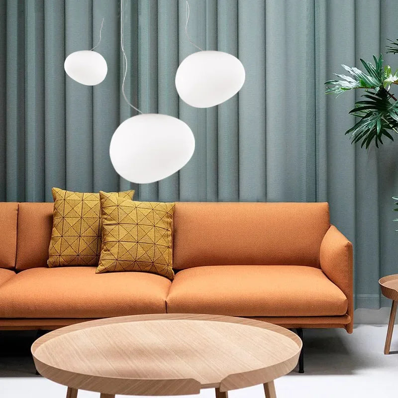 Éclairage intérieur moderne, lampe suspendue ronde en verre pour chambre, salon ou cuisine.