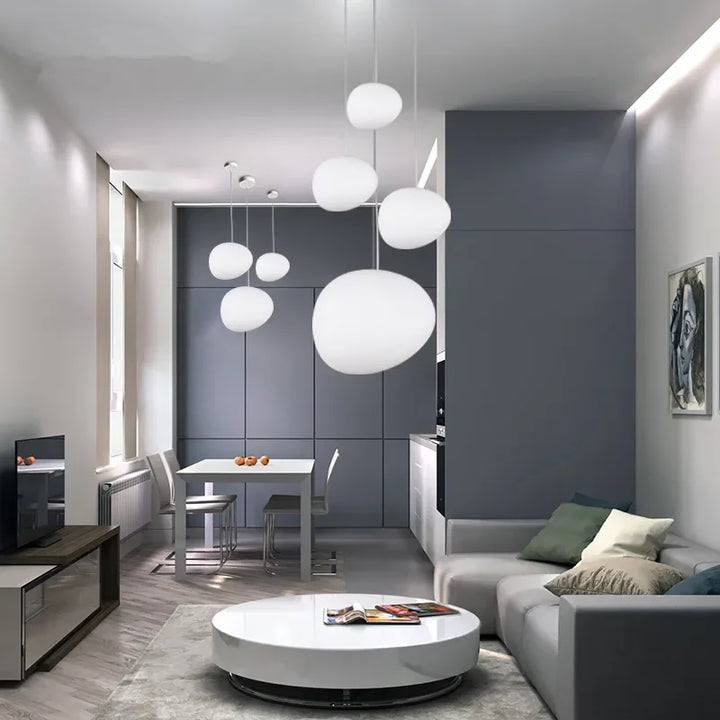 Lampe de plafond ronde en verre, un luminaire moderne et élégant idéal pour tout intérieur design.