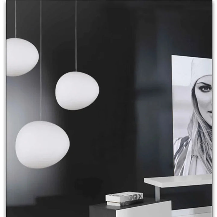 Suspension en verre transparente, ronde, apportant lumière et élégance à votre espace intérieur.
