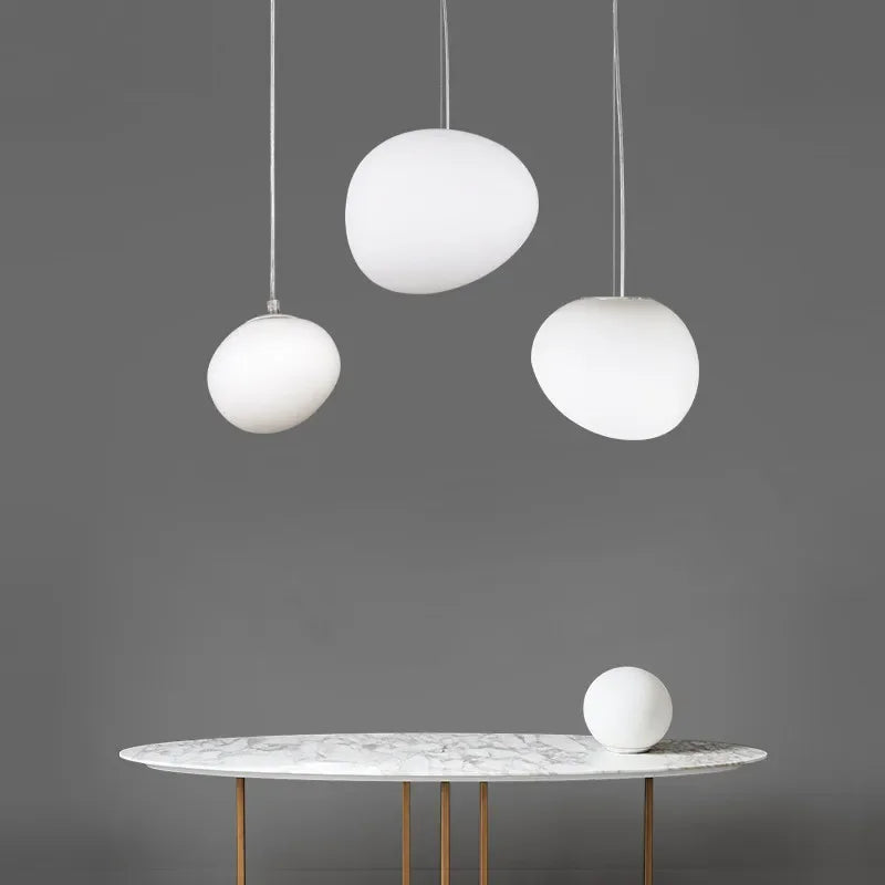 Luminaire suspendu design en verre pour salon ou salle à manger, créant une ambiance chic.