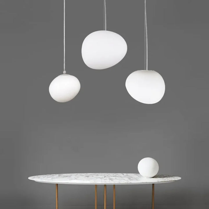 Luminaire suspendu design en verre pour salon ou salle à manger, créant une ambiance chic.