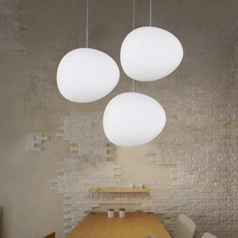 Élégante lampe suspendue design pour plafond, en verre rond, parfait éclairage intérieur moderne.