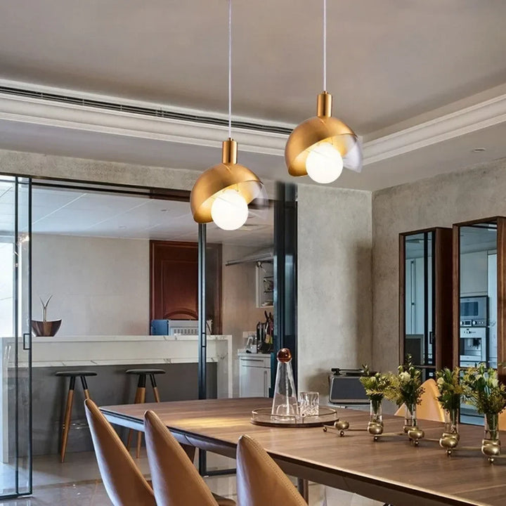 Luminaire suspension LED contemporain, design épuré. Idéal pour un éclairage d'ambiance élégant.