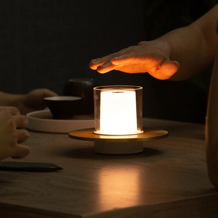 Lampe de table LED bougie design contemporain. Lumière chaleureuse, USB, tactile, parfaite pour salon.