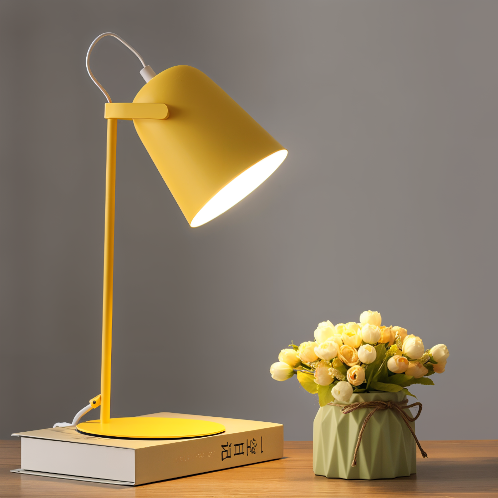 Lampe de bureau minimaliste rotative, offrant un éclairage doux et ajustable pour la lecture. Design moderne épuré.