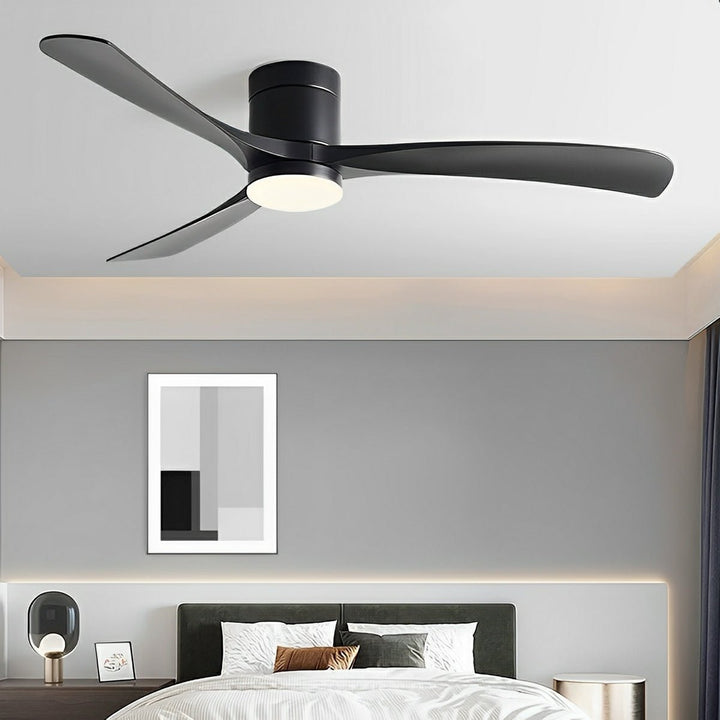 Ventilateur de plafond LED décoratif et fonctionnel, contrôle par télécommande pour une utilisation facile.