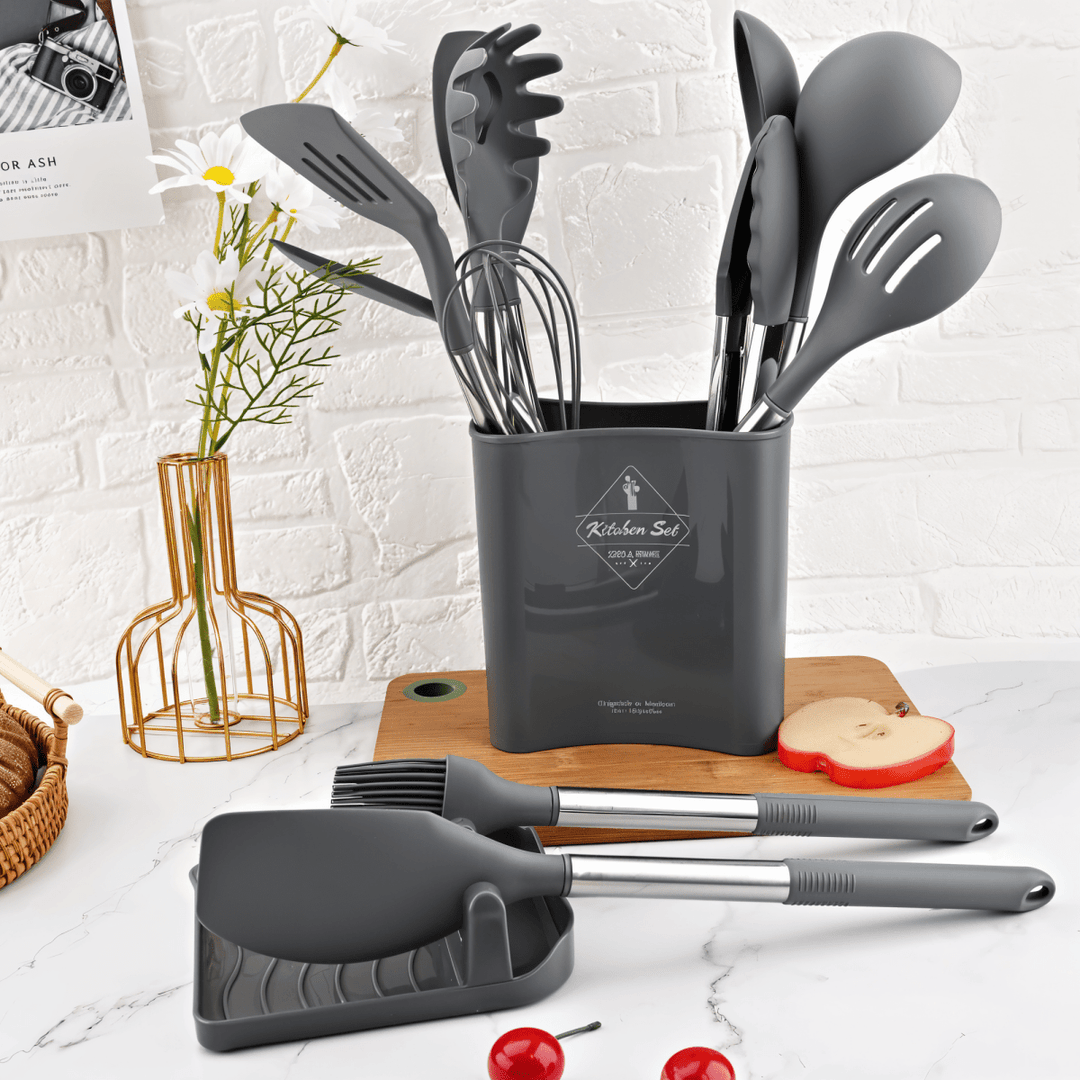 Ustensiles de cuisine durables en silicone et bois, idéaux pour toutes vos recettes de cuisson et pâtisserie.