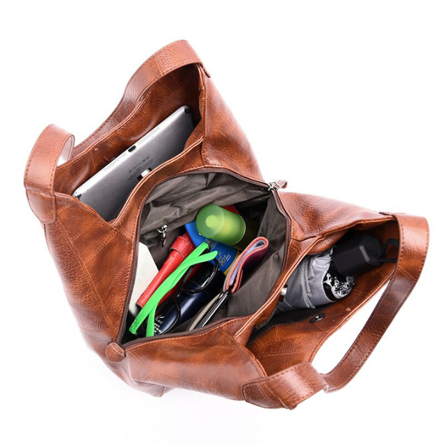 Sac à épaule mode en cuir véritable, accessoire chic et essentiel pour femmes.