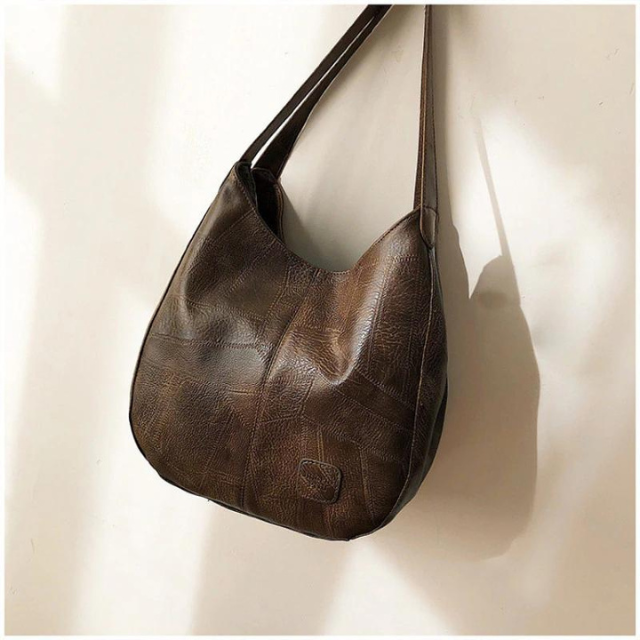 Sac à épaule noir en cuir véritable, accessoire chic et pratique pour femme.