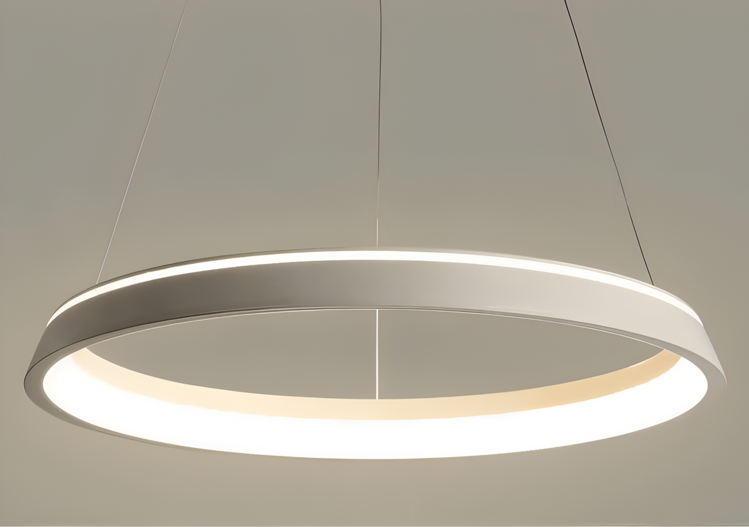 Luminaire suspendu rond LED noir, élégant et dimmable, pour un intérieur contemporain et stylé.