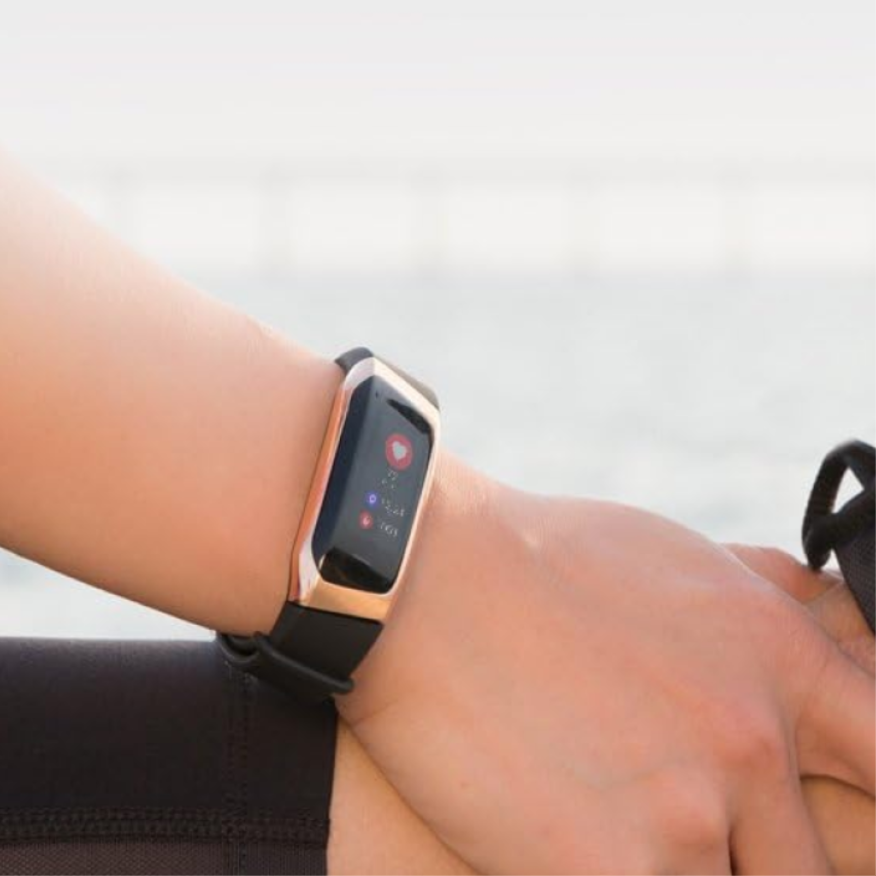 Montre connectée féminine, étanche, moniteur cardiaque/TA, modes sportifs, notifications, style et fonctionnalités avancées.