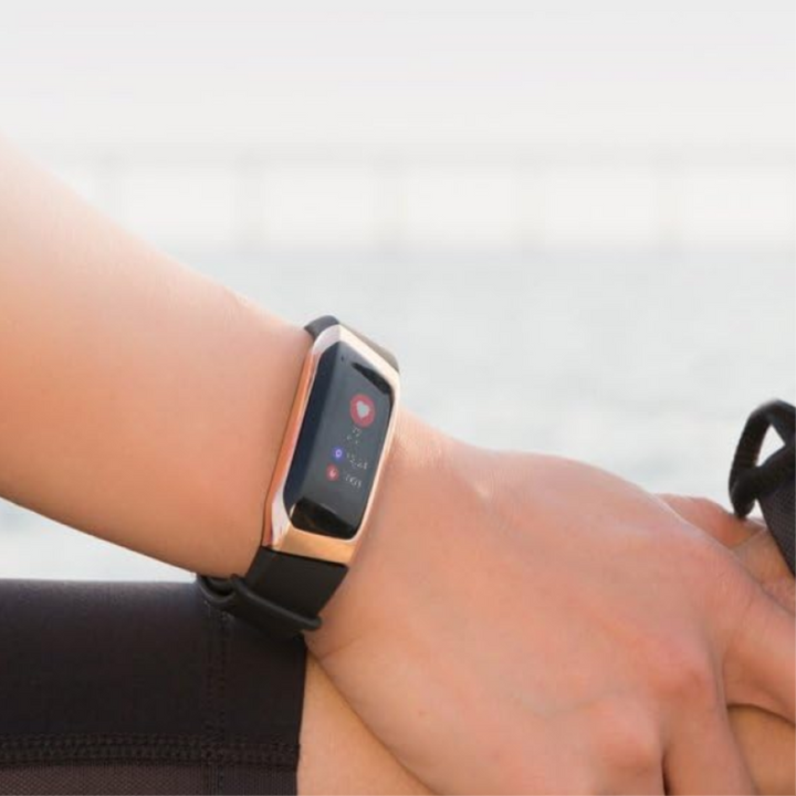 Montre connectée féminine, étanche, moniteur cardiaque/TA, modes sportifs, notifications, style et fonctionnalités avancées.