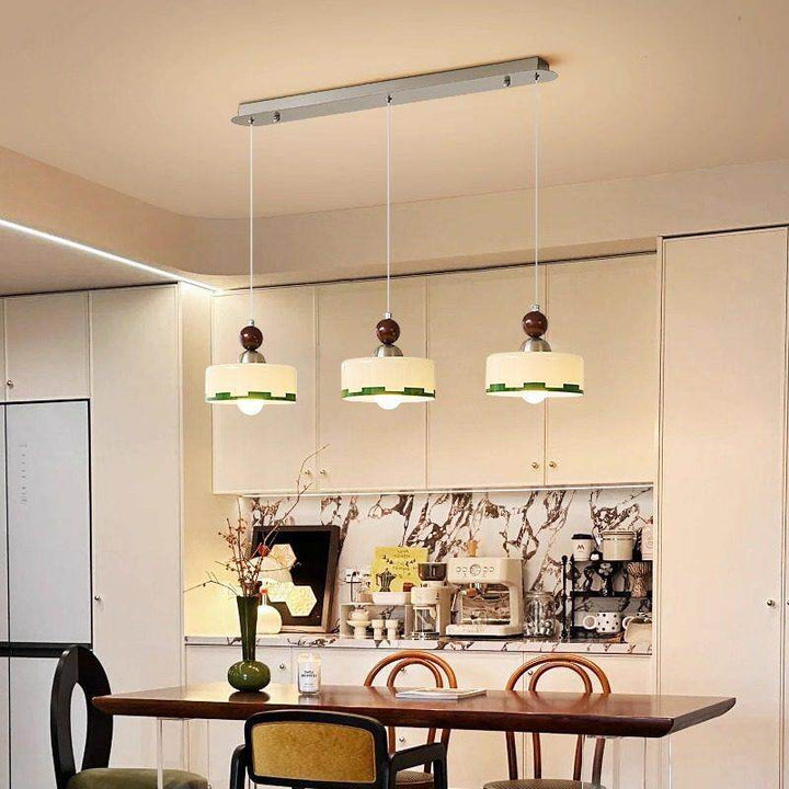 Suspension de plafond design avec abat-jour beige, structure en verre et bois. Éclairage dimmable élégant.