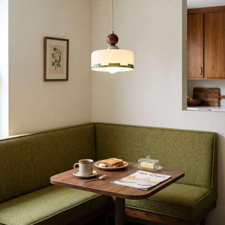 Éclairage salon moderne. Suspension chaleureuse dimmable avec abat-jour beige, verre et bois. Ambiance scandinave.
