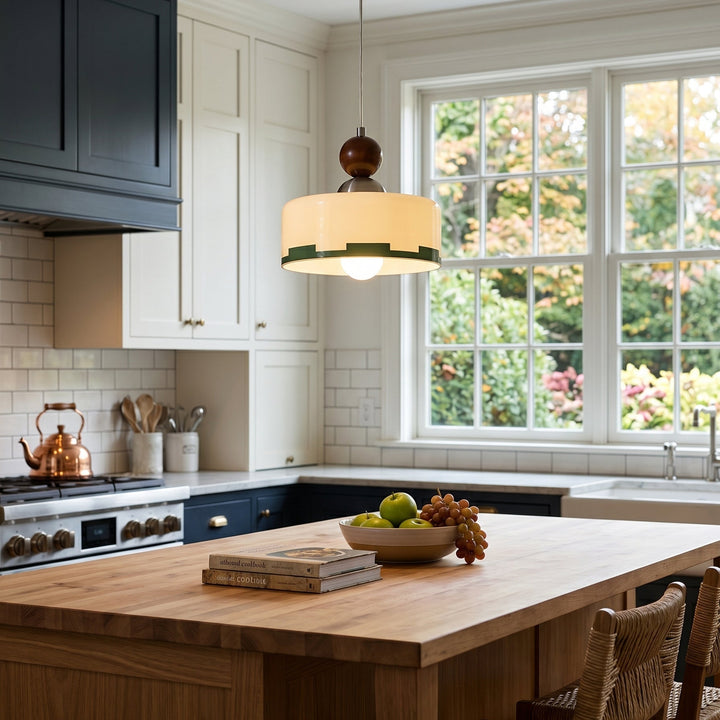 Suspension chaleureuse en verre, bois et abat-jour beige. Luminaire dimmable pour une ambiance cosy et scandinave.