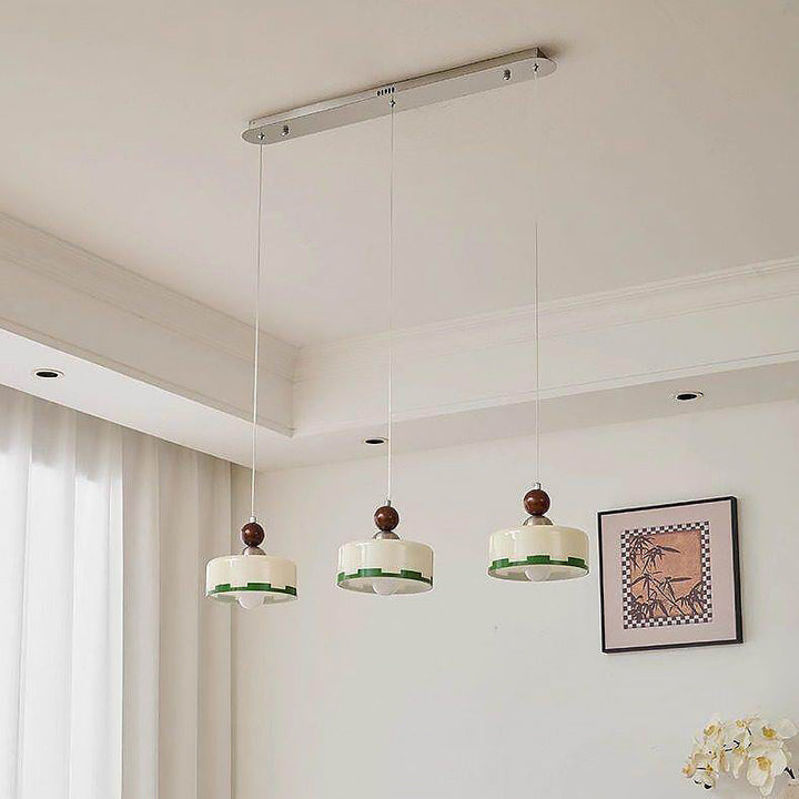 Luminaire suspension scandinave pour salon. Verre, bois, abat-jour beige. Éclairage dimmable moderne et élégant.