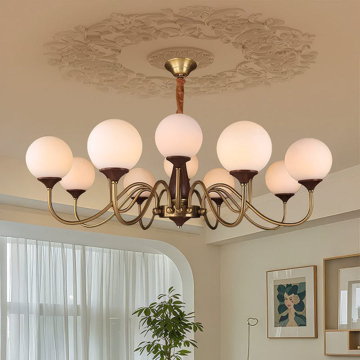 Lustre contemporain à bras multiples en verre et métal. Parfait comme pièce maîtresse dans un salon moderne.