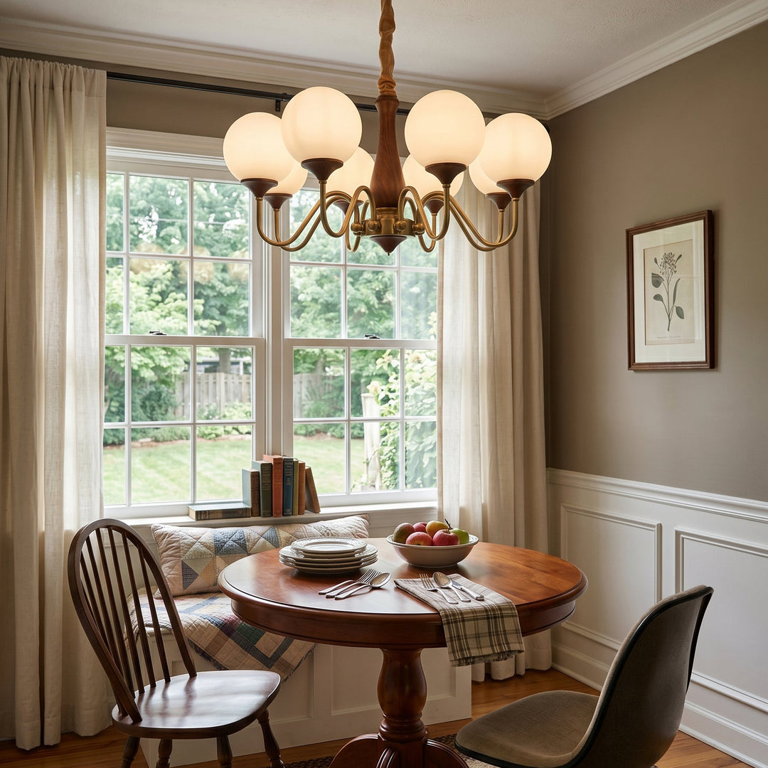 Lustre polyvalent en verre et métal, adaptable aux décors modernes et rétro. Crée une ambiance chaleureuse.