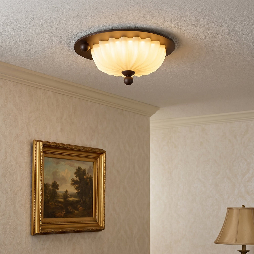 Plafonnier LED minimaliste en verre, éclairage chaleureux et décoratif pour chambre moderne.