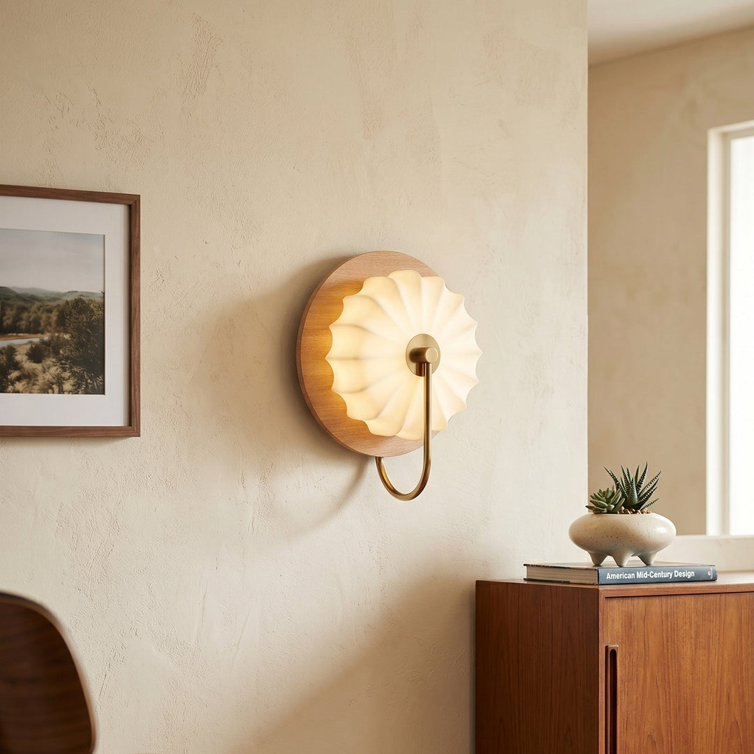 Détail de l'applique murale avec abat-jour en tissu et base en bois. Lumière chaude.