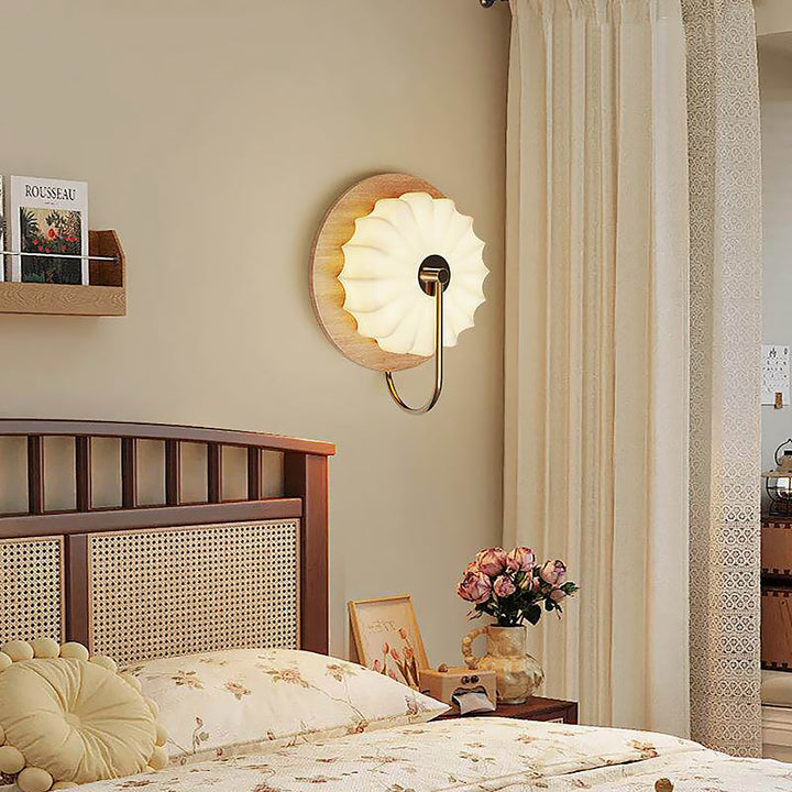 Applique murale élégante pour un éclairage d'ambiance. S'intègre dans chambre, salon.
