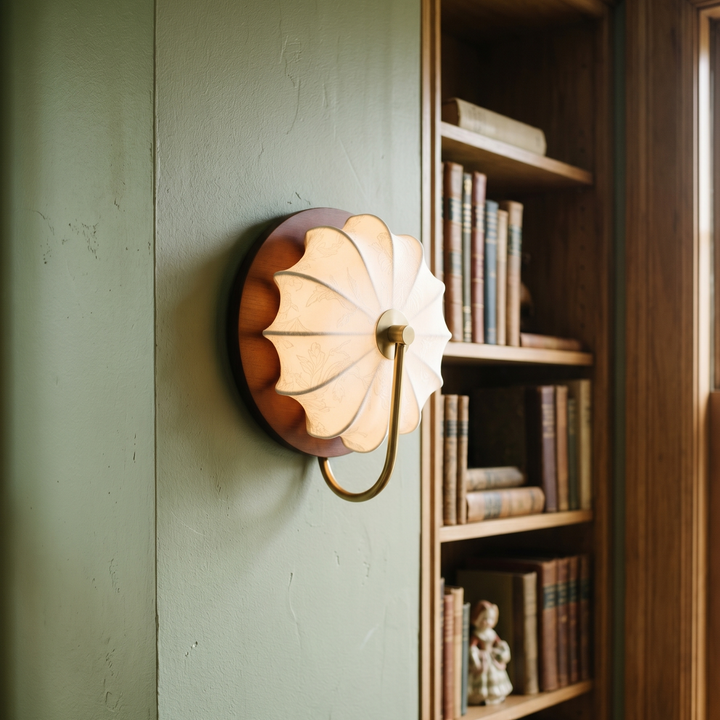 Luminaire mural moderne, abat-jour tissu et bois. Idéal pour chambre ou couloir.