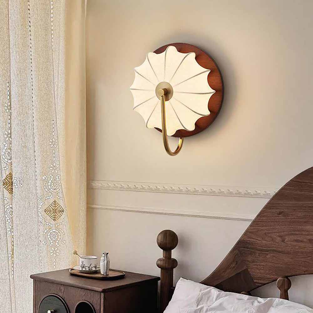 Luminaire mural moderne avec abat-jour en tissu et accents bois. Parfait pour couloir.